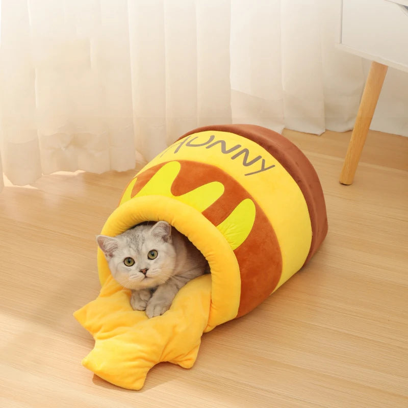 Tarro de Miel, cama cueva para gatos color amarillo, con gato asomando