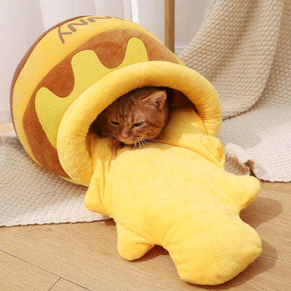 Gato durmiendo dentro del Tarro de Miel amarillo